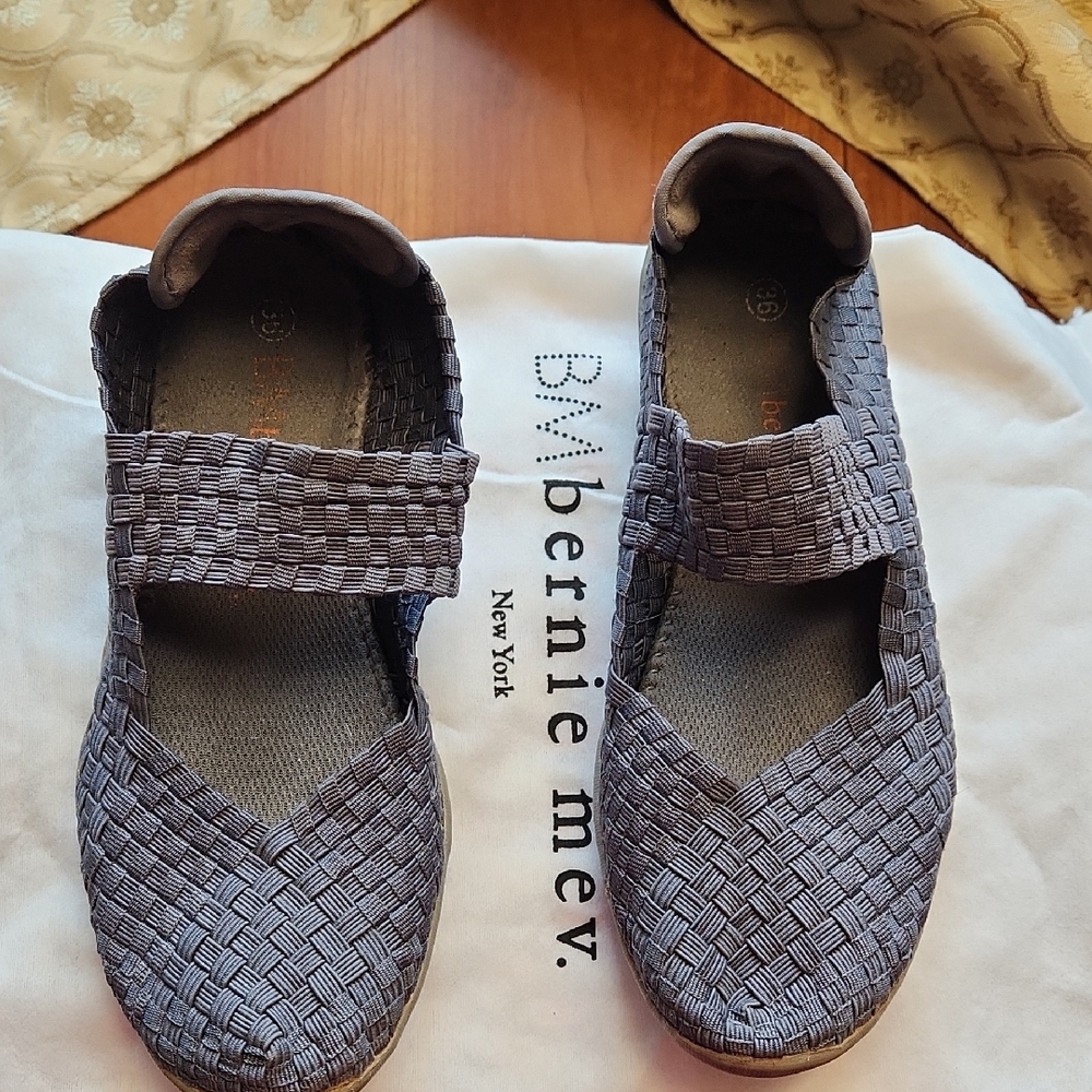 bernie mev. Women's Charcoal Woven Flats